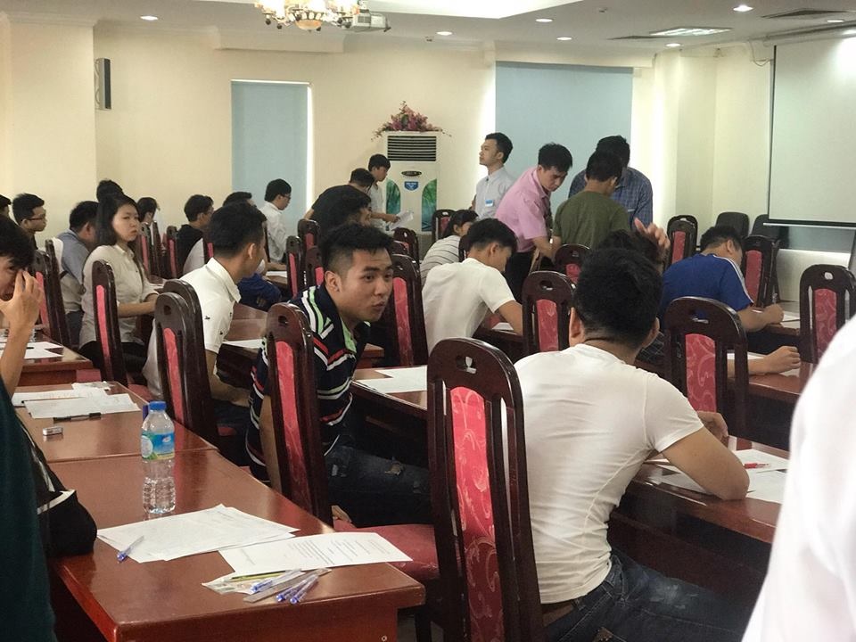 Vấn nạn “hút cỏ Mỹ” vào đề thi năng khiếu quay phim truyền hình - 2
Các thí sinh sau khi hoàn thành bài thi Tự luận ngành Quay phim- Truyền hình.
