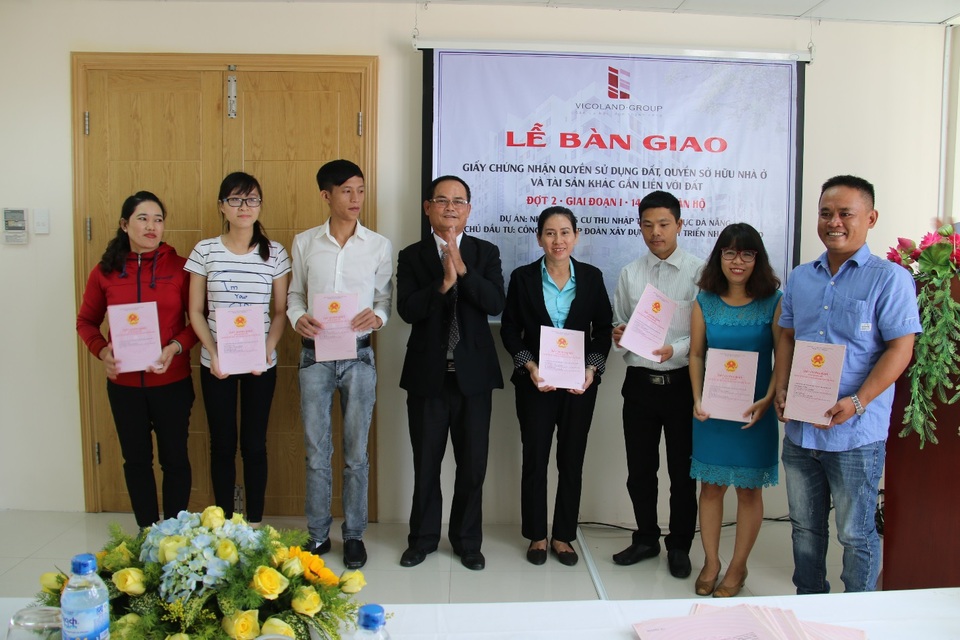 Chung cư Vicoland Đà Nẵng bàn giao sổ hồng cho cư dân - 2 Ông Hồ Kỷ - Phó Tổng Giám đốc Tập đoàn Vicoland trao sổ hồng cho cư dân Vicoland Đà Nẵng