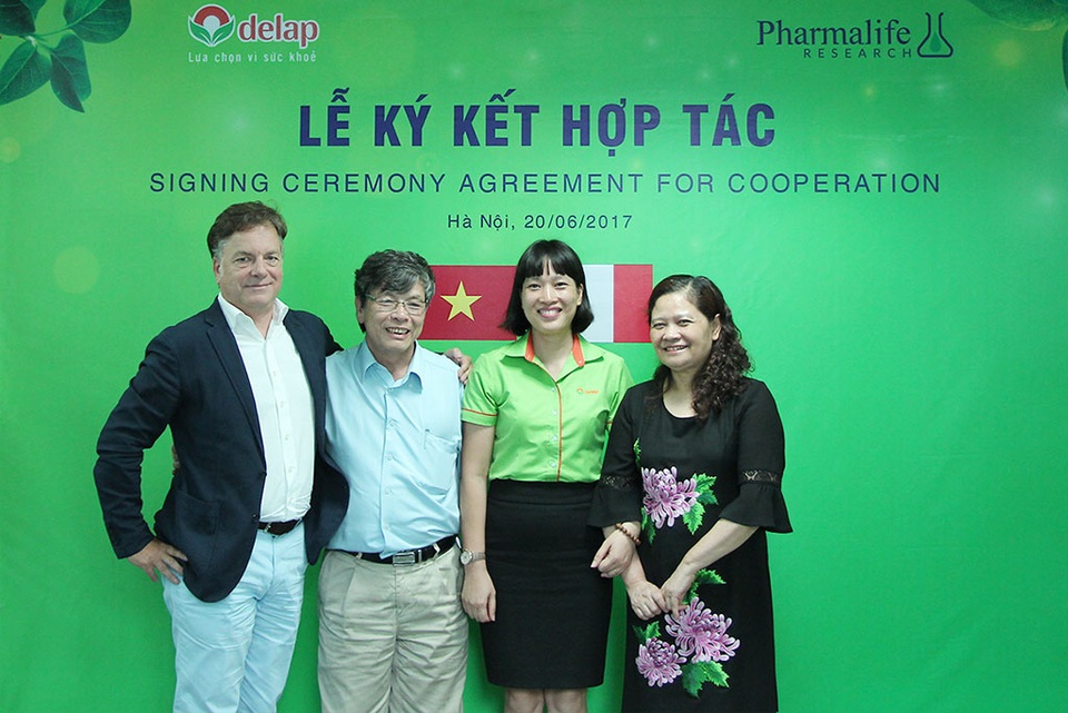 Lần đầu tiên ra mắt thương hiệu Thảo dược châu Âu tại Việt Nam - 2 Đại diện 2 công ty cùng PGS.TS Nguyễn Văn Bàng, Phó chủ tịch Hội Nhi khoa Việt Nam và PGS.TS Nguyễn Thị Lâm, Nguyên Phó viện trưởng Viện dinh dưỡng quốc gia Việt Nam.