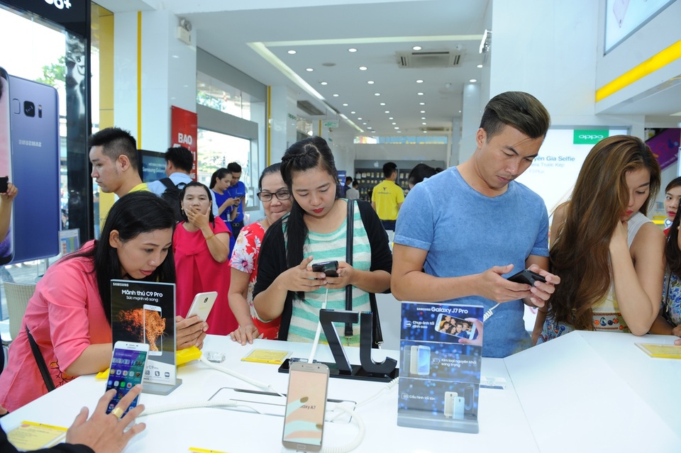 Galaxy J7 Pro xác lập kỉ lục doanh số chưa từng có ở phân khúc tầm trung - 2 Rất đông người dùng đến trải nghiệm Galaxy J7 Pro tại các điểm bán lẻ.