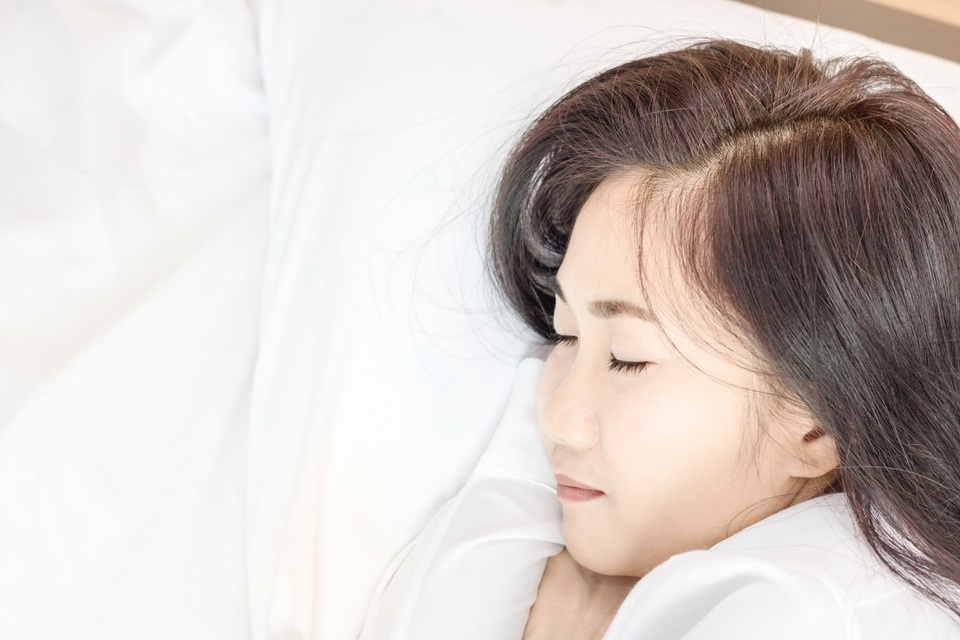 Chóng mặt - dấu hiệu cảnh báo và cách xử trí - 2 Ngủ đủ giấc, uống nhiều nước, chế độ dinh dưỡng nhiều rau quả kết hợp tập thể dục giúp phụ nữ hạn chế những cơn chóng mặt