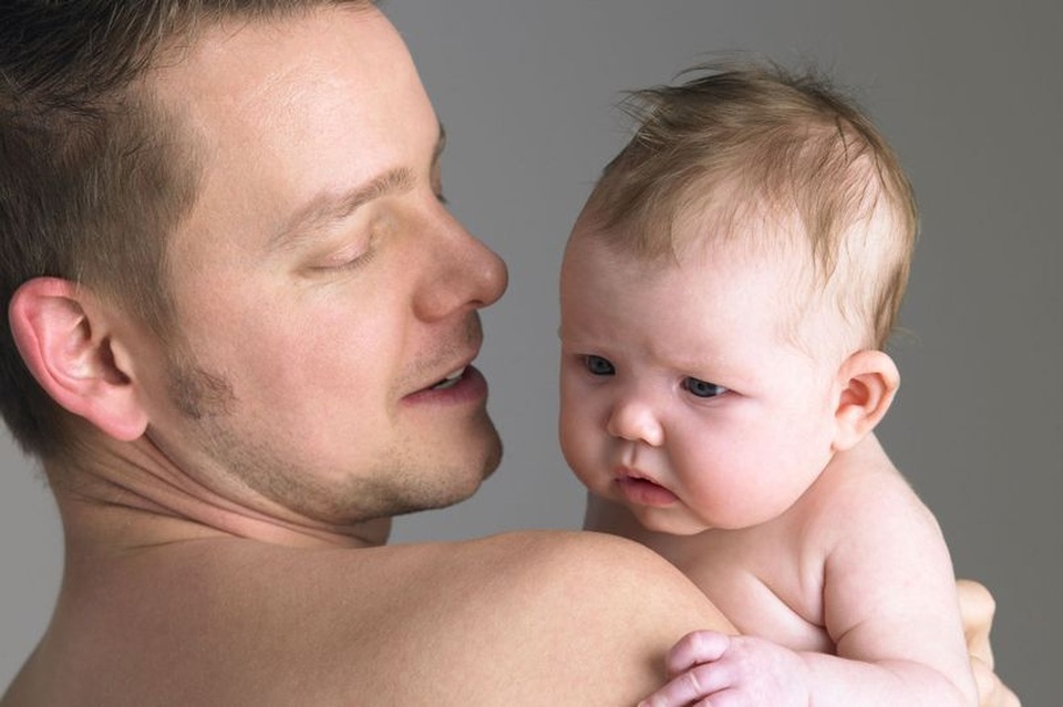 Tác dụng thần kỳ của tiếp xúc da chạm da giữa mẹ và bé - 2 Cha cũng có thể áp dụng phương pháp này để giúp trẻ bình tĩnh