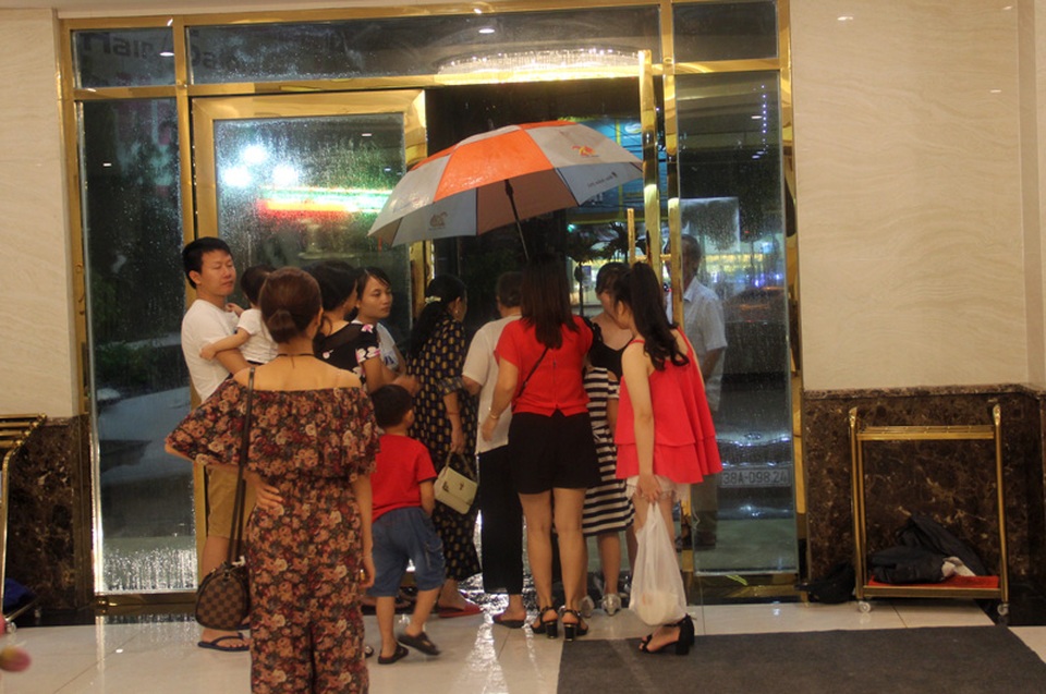 Gió giật mạnh, mưa như trút trước giờ bão đổ bộ - 4 Rất nhiều người dân phải dài cổ chờ taxi.