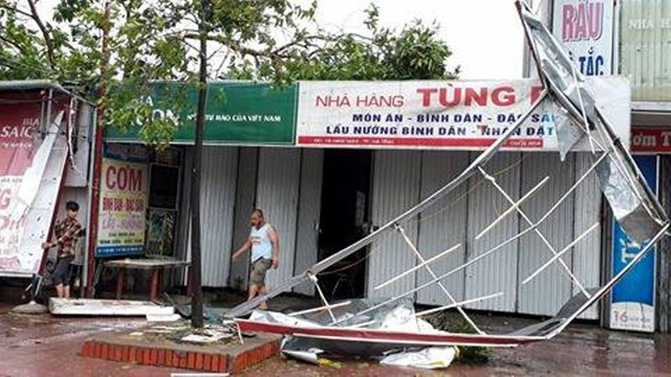 Bão quét qua, cây đổ ngổn ngang, nhiều đường bị ngập - 5 Bão quét qua, cây đổ ngổn ngang, nhiều đường bị ngập - 5