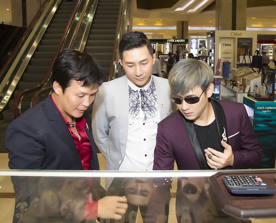 Nam ca sĩ và người mẫu Nam Phong nhờ Nghệ nhân Ưu tú Hồ Thanh Tuấn – ông chủ của thương hiệu Hoàng Gia Pearl tư vấn về ngọc trai.