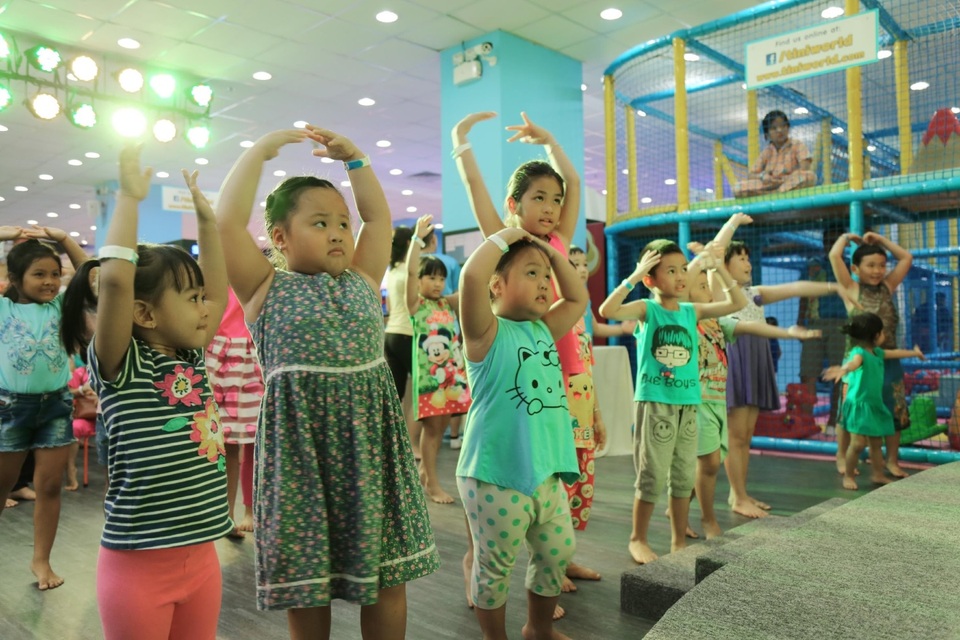 Bé được hướng dẫn các động tác vũ đạo đơn giản