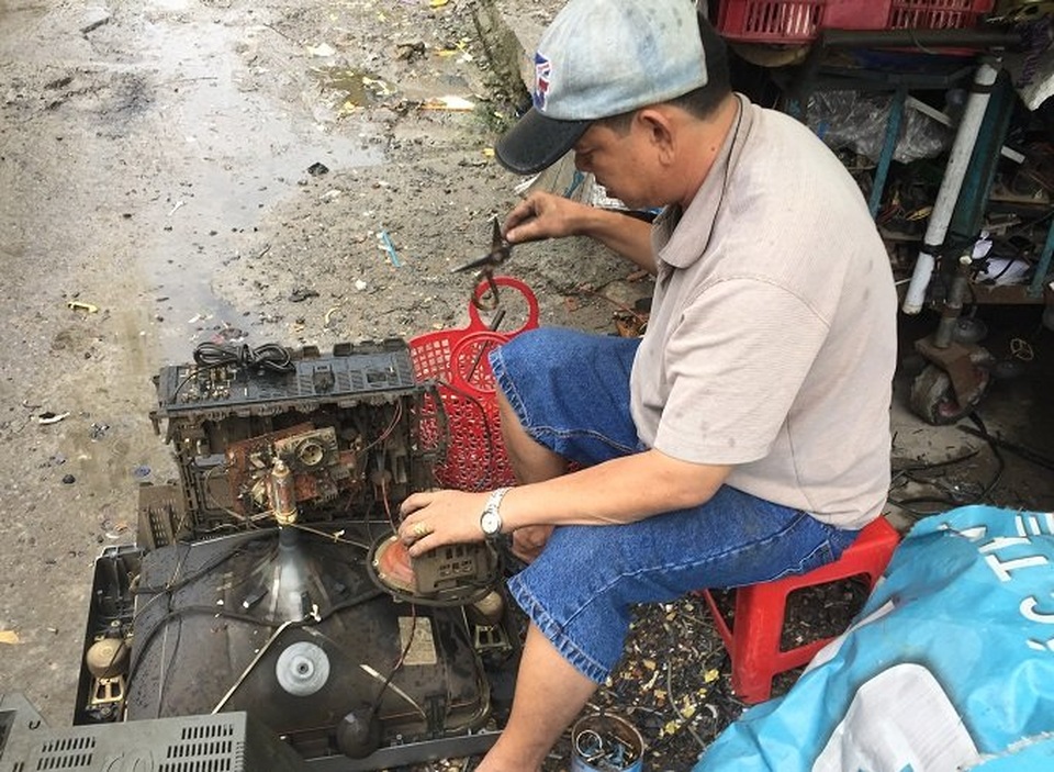 Người đàn bà buôn ti vi cũ: Tuổi xế chiều vất vả dưới cơn mưa - 2 Anh Tâm, người con mắc chứng tâm thần nhẹ đang phụ giúp bà