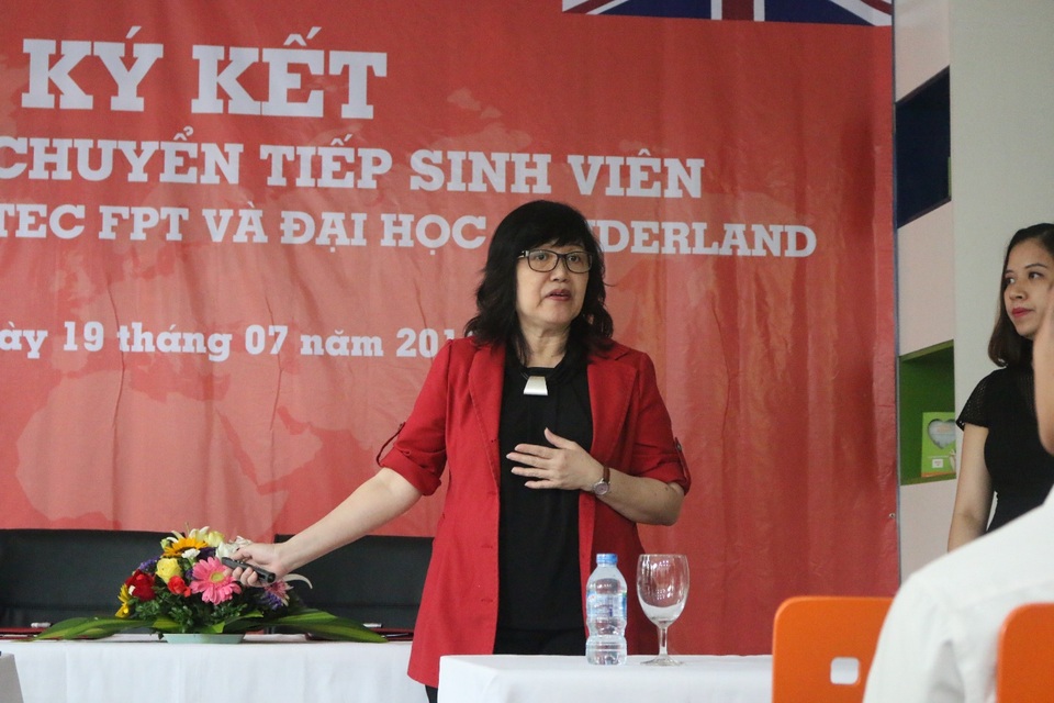 Cao đẳng Quốc tế BTEC FPT ký kết thỏa thuận chuyển tiếp sinh viên năm cuối vào Đại học Sunderland - 2 Bà Chritine Lee giới thiệu về ĐH Sunderland và chương trình chuyển tiếp năm cuối cho sinh viên Cao đẳng Quốc tế BTEC FPT. (Ảnh: Đức Anh)