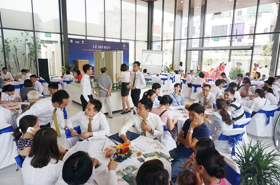 Bàn giao dự án TNR GoldSilk Complex– “Của hiếm” trên thị trường BĐS - 2 Các phiên mở bán của TNR GolsSilk Complex luôn chật kín khách hàng
