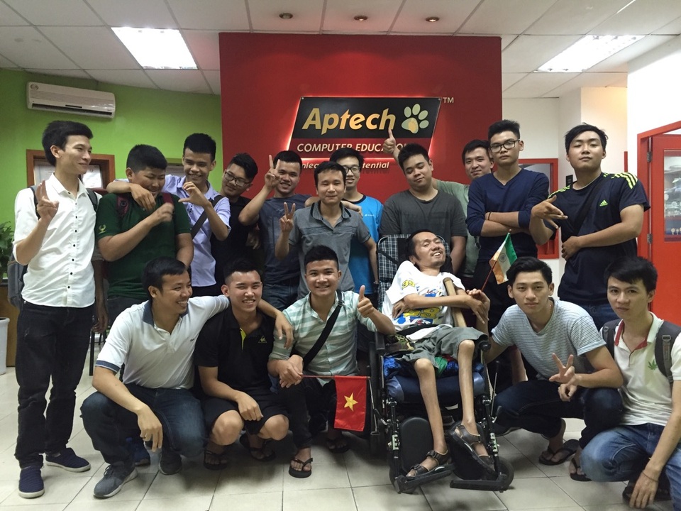 Hành trình thực hiện ước mơ Lập trình viên của chàng trai khuyết tật - 2 Nguyễn Khánh Lâm cùng các bạn học Lập trình tại Aptech.