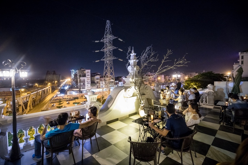 Đêm Hà Nội, đi đâu để check-in? - 2 View ngắm cầu Long Biên cực chất là điểm đặc biết tại quán cà phê trên cao.