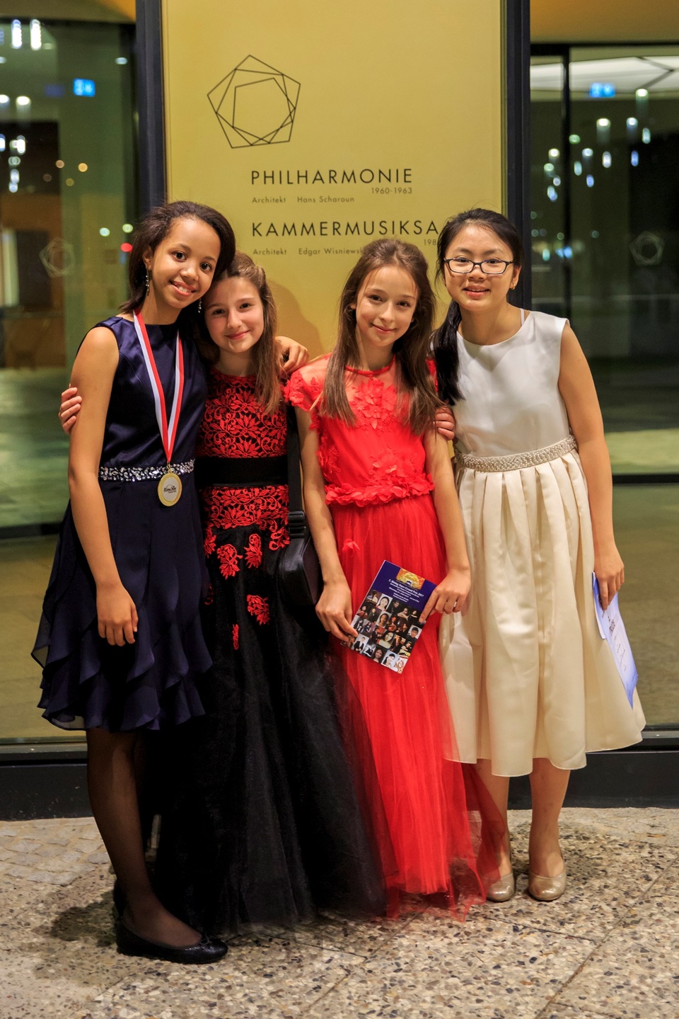Nữ sinh 14 tuổi Việt Nam đoạt giải nhất tại cuộc thi piano quốc tế Marria Herrero - 2
Bạch Anh (ngoài cùng bên phải) cùng bạn bè quốc tế tại lễ trao giải cuộc thi Rising Stars Grand Prix 2017 (Berlin, Đức)