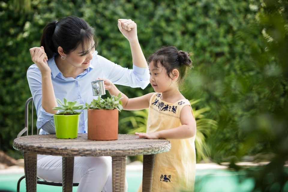 Hoa hậu Hương Giang vui đùa cùng con gái Tiểu Panda năng động - 2 Hoa hậu Hương Giang vui đùa cùng con gái Tiểu Panda năng động - 2