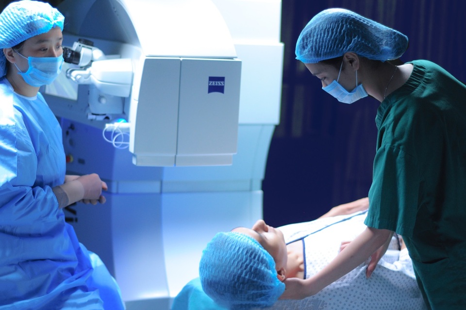 Phẫu thuật khúc xạ tiến đến không còn sử dụng dao vi phẫu - 2 Phẫu thuật ReLEx SMILE an toàn, nhẹ nhàng với thời gian điều trị Laser chỉ 23s/1 mắt
