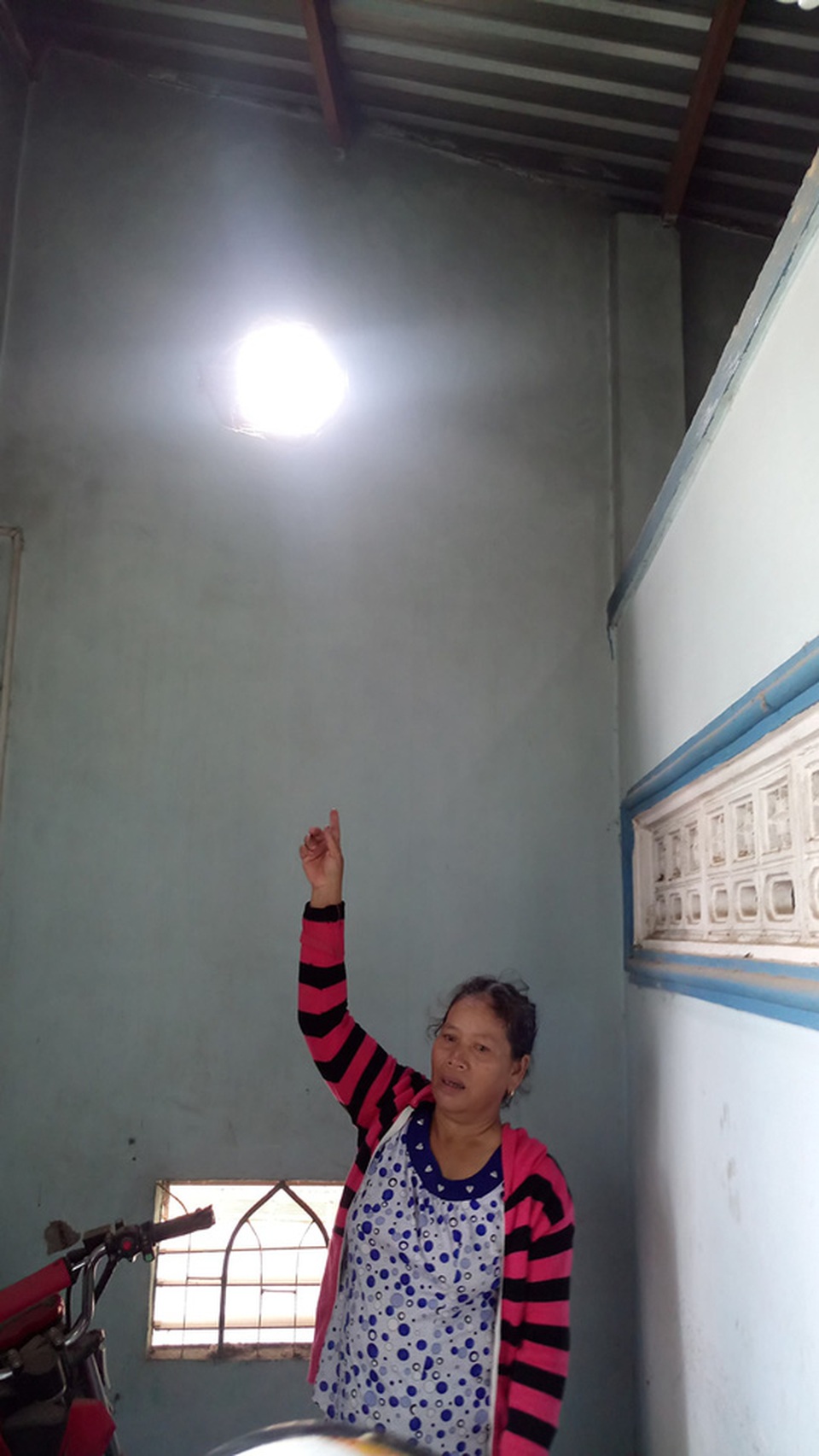 Sau loạt tiếng nổ khi máy bay bay ngang, nhiều nhà dân bị hỏng nặng - 3 Nhà bà Diệu bị xuyên thủng tường, gần mái nhà gây nứt vách. Cháu ngoại bà bị thương