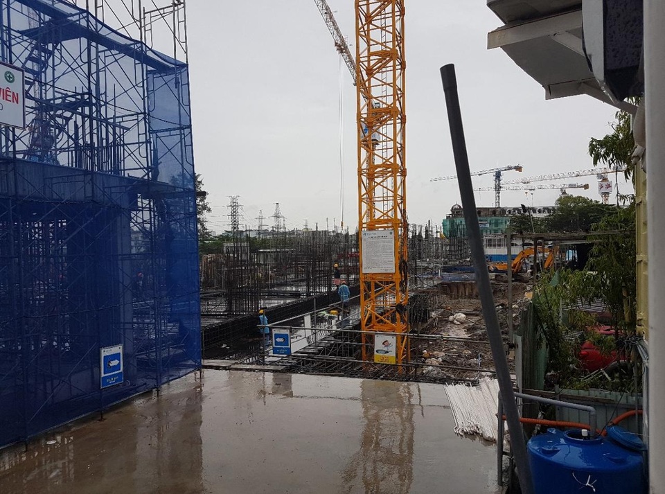 Vượt tiến độ 1 tháng, Tara Residence hứa hẹn giao nhà sớm - 2
Dù ngày mưa hay nắng công nhân vẫn làm việc miệt mài tại công trường dự án