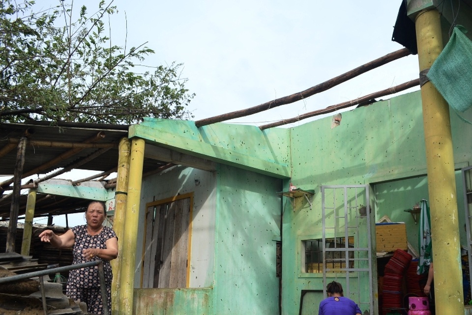 Hàng chục nhà dân tốc mái, cây cối hư hại sau bão số 4 - 2 Hàng chục nhà dân tốc mái, cây cối hư hại sau bão số 4 - 2