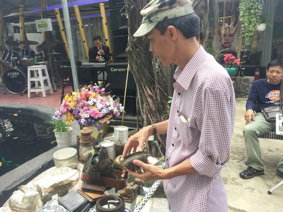 Nam diễn viên bán đồ cũ ở chợ ve chai Sài Gòn - 3 Mân mê chiếc lư đồng