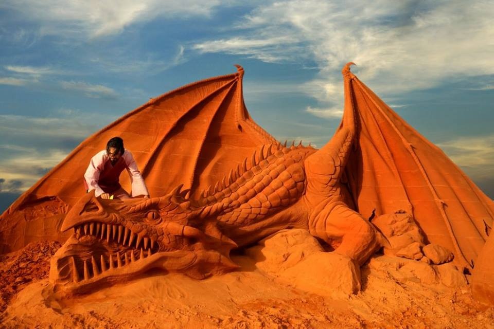 Lạc lối giữa thế giới tượng cát “độc nhất vô nhị” tại Phan Thiết - 2 Tượng cát Rồng Lửa khổng lồ khiến trẻ em mê mẩn, người lớn thán phục