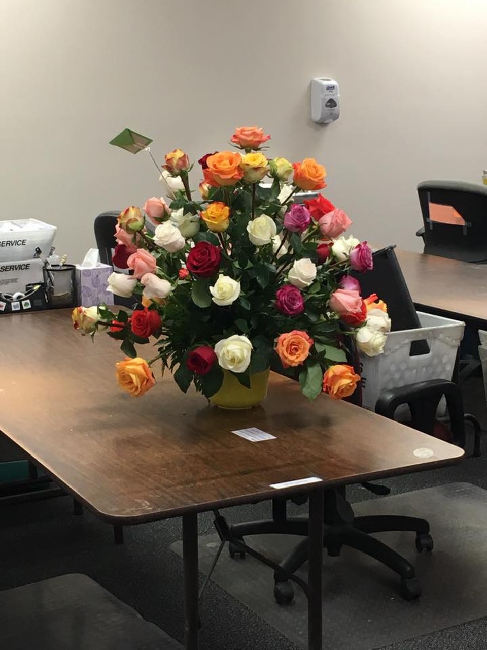 Bó hoa hồng rực rỡ sắc màu đến từ người chồng quá cố của Kayla