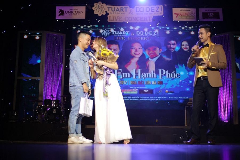 Nam sinh đạt điểm 10 Văn THPTQG bất ngờ được Mỹ Tâm ôm hôn trên sân khấu - 2
Mỹ Tâm chủ động hôn má Duy coi như món quà chúc mừng.