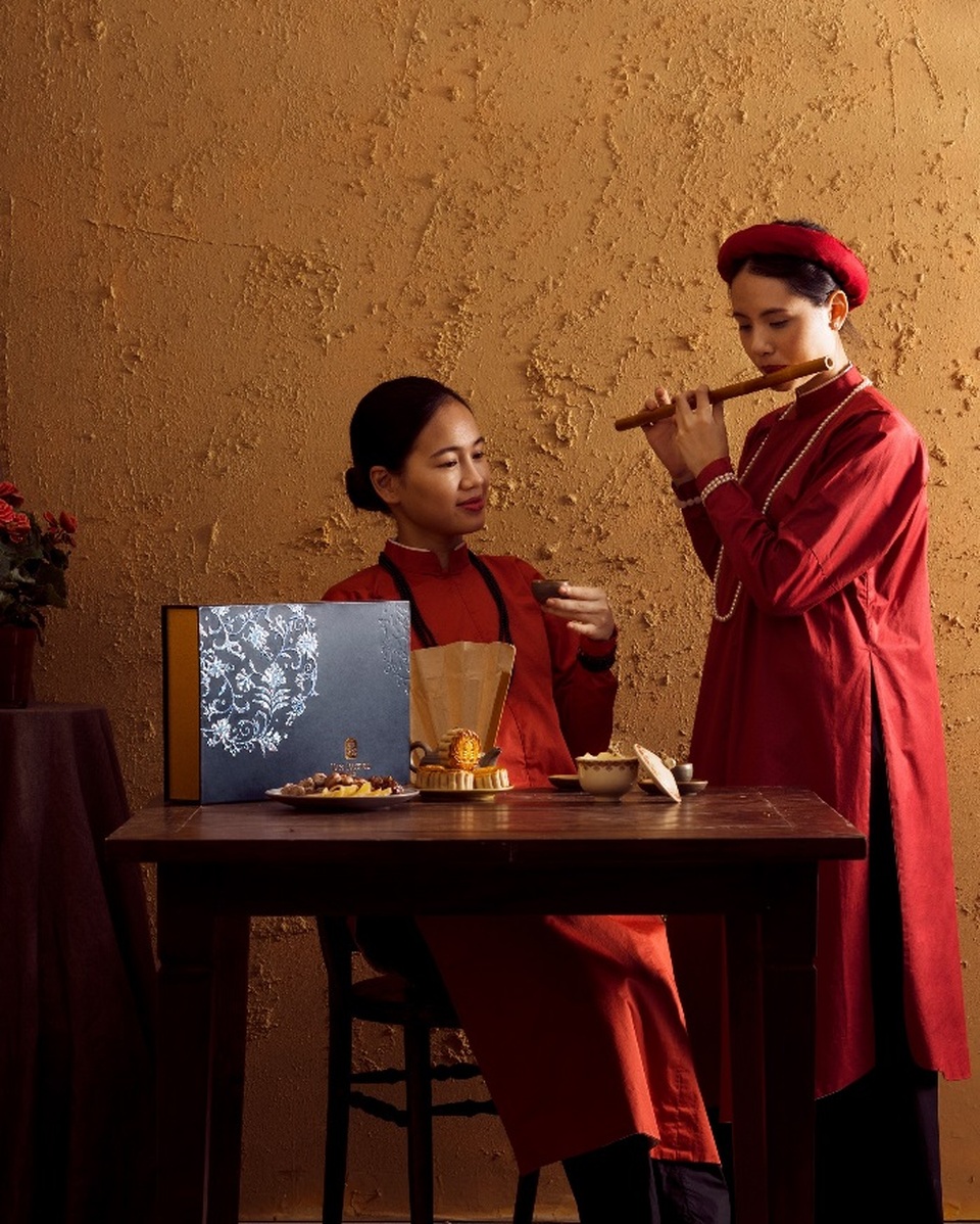 Trung thu đầu tiên của khách sạn Pan Pacific Hà Nội - 2
Mang nét đẹp gợi nhớ những giá trị truyền thống trong một diện mạo tươi mới, hộp bánh trung thu Pan Pacific Hà Nội năm nay sẽ là món quà đong đầy cảm xúc và nghĩa tình dành cho người thân và dành cho mùa trung thu đầu tiên trong ký ức của mỗi chúng ta.