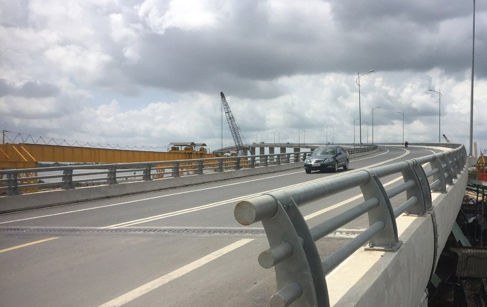 Bà cụ bán vé số và món tiền lớn từ người đàn ông lạ - 3 Cầu Mỹ Lợi dài hơn 2km qua sông Vàm Cỏ nối H. Cần Được và TX Gò Công trên QL 50.
