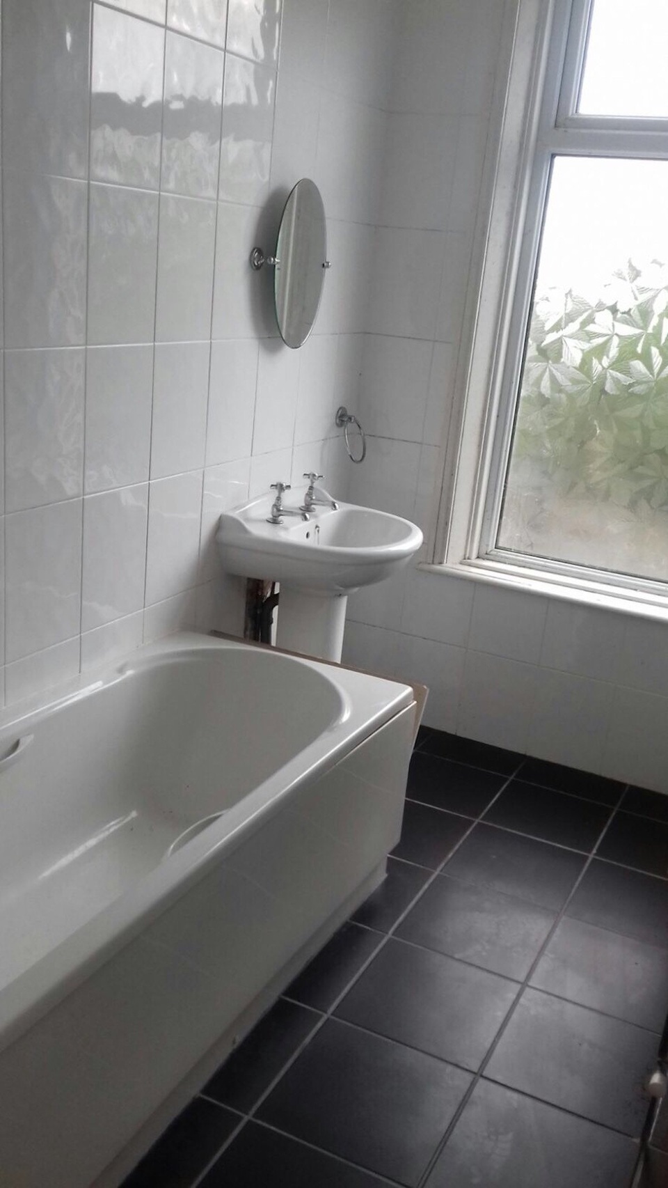 Một ngôi nhà ở Anh được bán đấu giá với mức chưa đến 30.000 đồng - 2 Một số phòng, bao gồm cả phòng tắm, có vẻ như vẫn còn tương đối tốt. (Nguồn: BI)