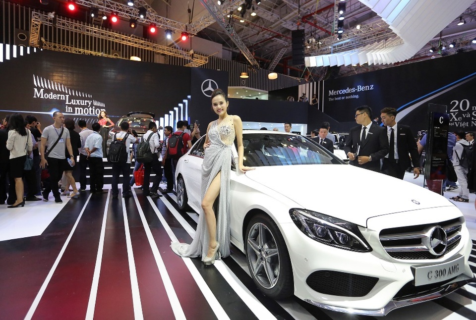 Mercedes-Benz mang đến 25 mẫu xe tại Triển lãm Ô tô Việt Nam 2017 - 2 C-Class hiện đang là mẫu sedan hạng sang được ưa chuộng và bán chạy nhất tại Việt Nam.