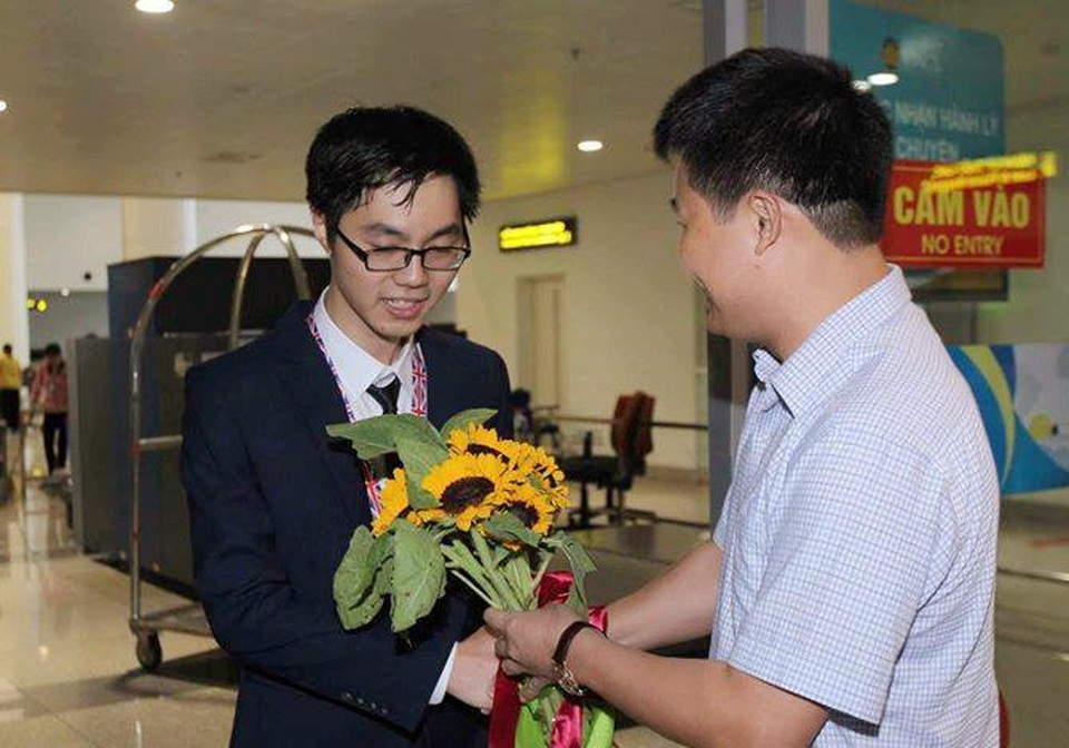 Đoàn Olympic Sinh học hân hoan trở về với HCV thứ 3 trong 21 năm tham dự - 2 Chủ nhân HCV Olympic Sinh học Quốc tế 2017 - em Trương Đông Hưng nhận hoa chúc mừng từ lãnh đạo Bộ GD&ĐT.