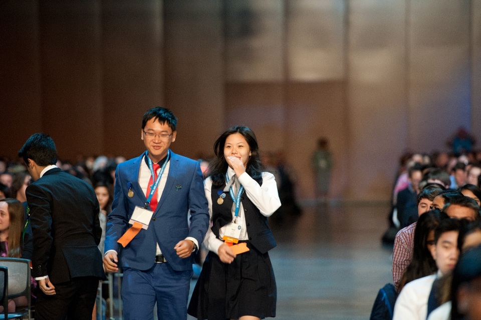 Xe lăn vượt địa hình - “Cú hích” đến học bổng toàn phần Mỹ 6,3 tỷ đồng - 2
Khoảnh khắc Ngân và bạn lên nhận giải.