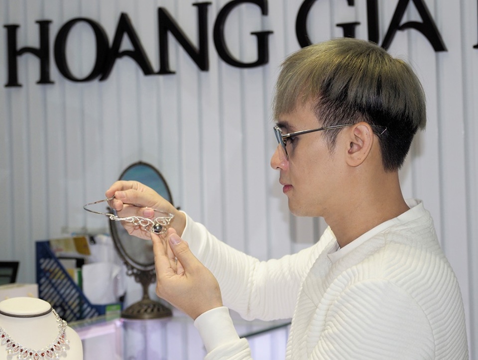 Nguyên Vũ tìm vật phẩm quý cho 25 năm ca hát - 2 Nam ca sĩ bất ngờ xuất hiện tại showroom và xưởng chế tác của một thương hiệu trang sức ngọc trai lớn.