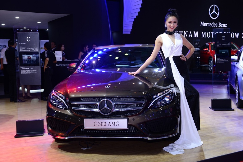 Mãn nhãn với dàn xế 60 tỷ từ Mercedes-Benz - 2 Đặc biệt, 2 phiên bản C 250 Exclusive và C 300 AMG sẽ sở hữu thiết kế mâm xe hiện đại và thể thao hơn (18 inch 5 chấu kép và 19 inch đa chấu AMG).