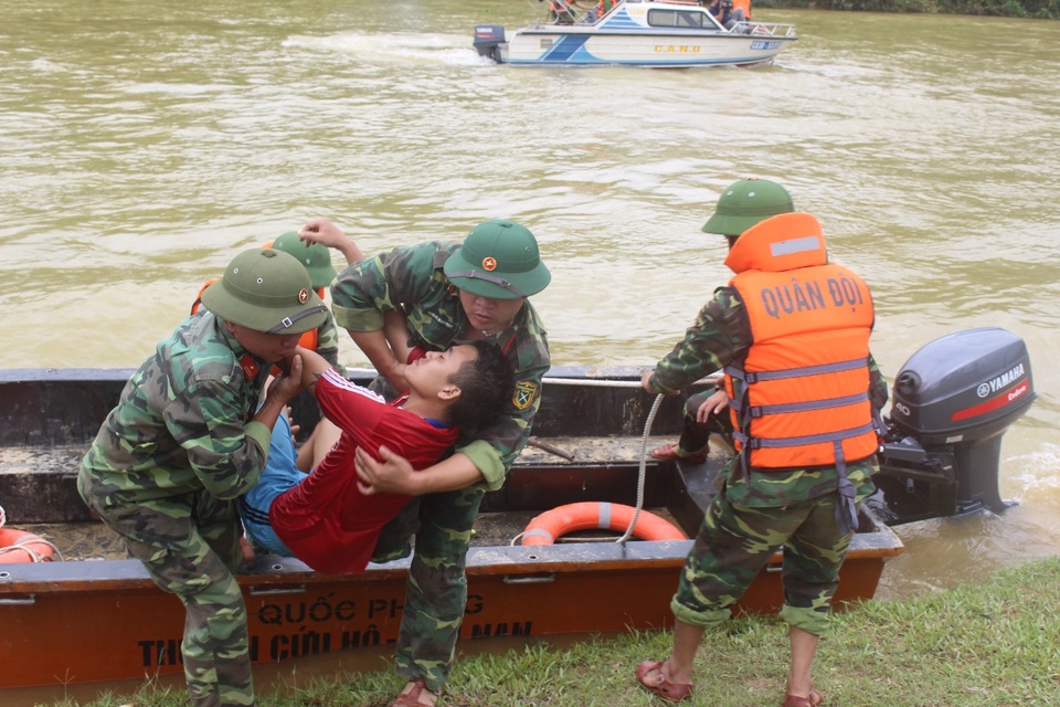 Thủy điện đầu tư hệ thống dự báo mưa lũ do kỹ sư Việt sản xuất - 2
Thủy điện Hố Hô phối hợp với huyện Hương Khê diễn tập tìm kiếm cứu nạn trên sông Ngàn Sâu. (Ảnh: Hồng Vân)