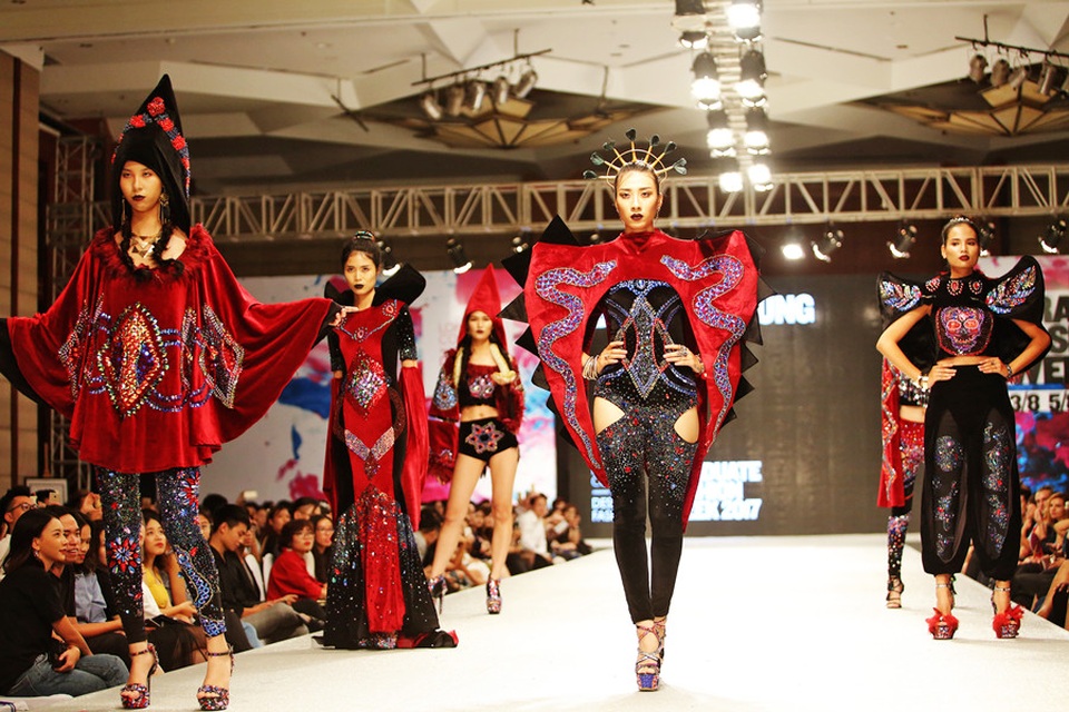 Nhà thiết kế điển trai gây “sốc” khi mang trăn sống lên sàn catwalk - 2
BST thời trang “tà thuật Voodoo” của NTK Đặng Việt Tùng.