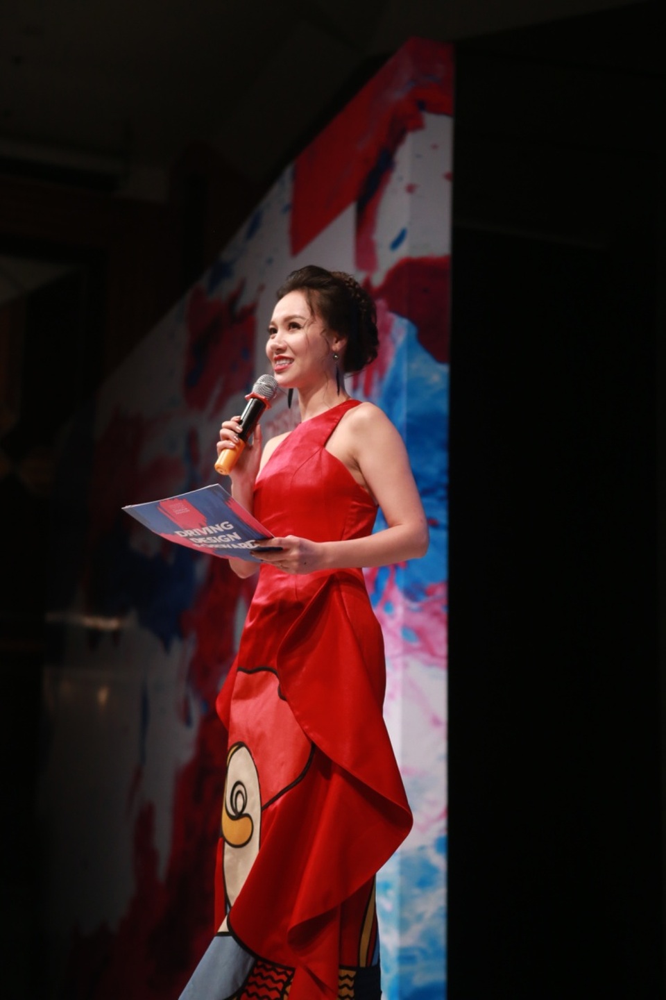 MC Minh Hà rực rỡ, quyền lực trong trang phục do sinh viên thời trang thiết kế - 2 Bộ trang phục màu đỏ dáng dài, cuốn hút