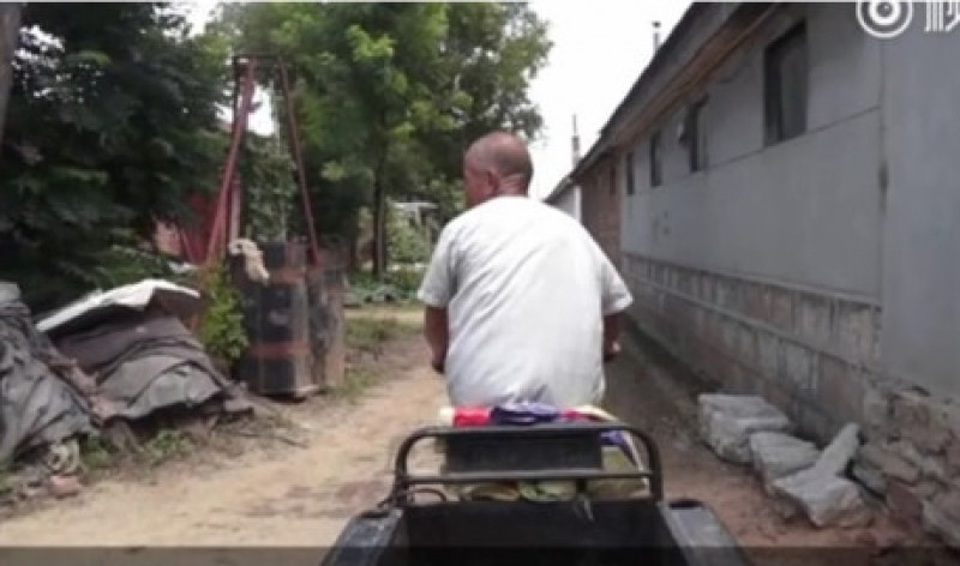 Xúc động hình ảnh người con chăm sóc mẹ già trăm tuổi - 3 Ông Wang kiếm sống bằng nghề thu gom phế liệu
