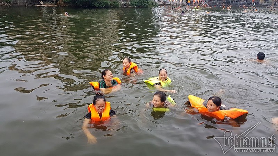 Ao tù hô biến thành bể bơi hút U60 "vùng vẫy" - 3 Ao tù hô biến thành bể bơi hút U60 "vùng vẫy" - 3