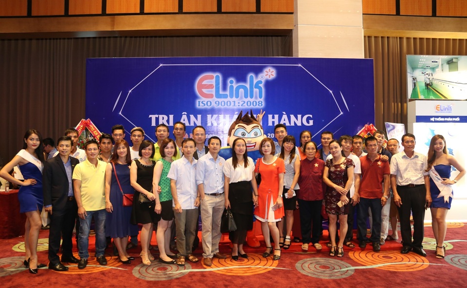 “Hợp Tác – Phát Triển – Thịnh Vượng”: Chuỗi sự kiện ấn tượng Đèn LED Elink - 2 Khách Hàng chụp ảnh lưu niệm tại hội nghị đèn LED Elink