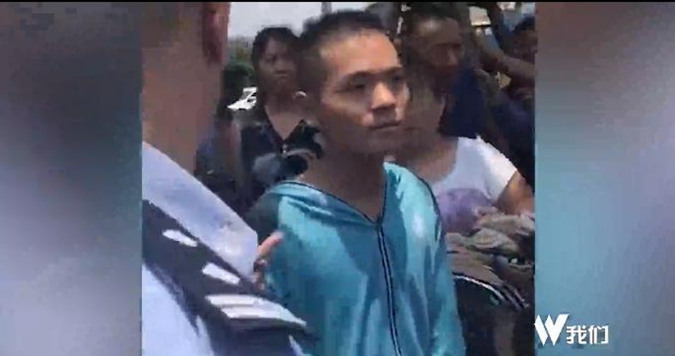 Rúng động mẹ quấn con trong túi ni lông, gửi tới trại mồ côi bằng chuyển phát nhanh - 2 Chàng nhân viên chuyển phát vẫn chưa hết bàng hoàng