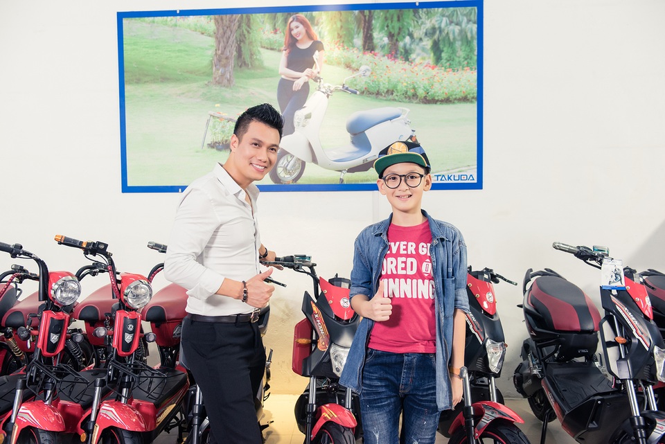 Bật mí 6 quy tắc tán gái cực chất của bố con ông trùm “Người phán xử” - 2 Ông bố Phan Hải đã chỉ cho con nhiều chiêu tán gái tuyệt hay