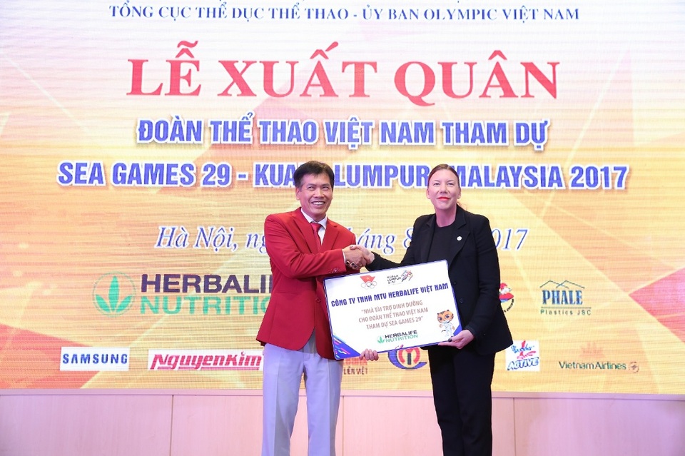 VĐV Việt Nam tràn đầy năng lượng và sẵn sàng bùng nổ tại SEA Games 29 - 2 Bà Shobie Ann King, Phó Chủ tịch Tập đoàn Herbalife Khu vực Đông Nam Á trao biểu trưng nhà tài trợ chính thức của Đoàn Thể Thao Việt Nam tham dự SEA Games 29