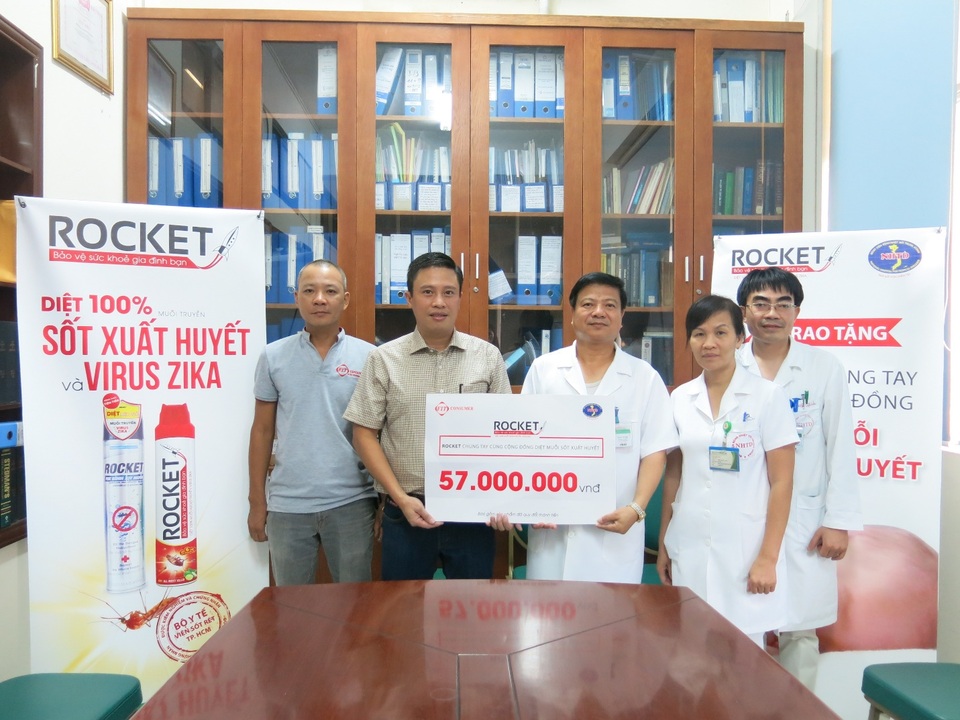 Phòng tránh sốt xuất huyết an toàn và hiệu quả - 2 Ông Từ Ngọc Chương - Giám đốc bán hàng miền Bắc (bên trái) đại diện công ty cổ phần FIT Consumer trao 57 triệu đồng cho Ông Nguyễn Văn Kính – Giám đốc Bệnh viện Nhiệt đới.