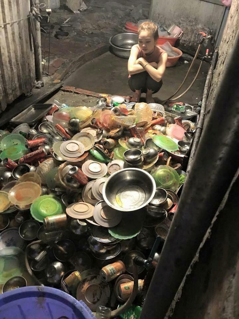 Ngán ngẩm với "núi" bát đũa, cô dâu mới được dân mạng thương cảm - 1
Hình ảnh cô gái trẻ ngồi khoanh tay trước núi bát đũa khiến nhiều người ngao ngán, lắc đầu.