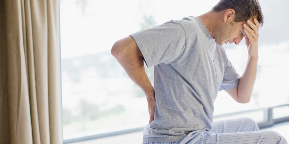 Sỏi thận gây bí tiểu có nguy hiểm? - 2 Đau dữ dội thường là triệu chứng sỏi thận ( ảnh minh họa)