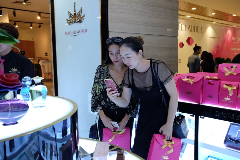 Thương hiệu PERFUME WORLD đồng loạt khai trương hai cửa hàng tại Vincom Center Hà Nội và Tp.HCM - 2 Thêm vào đó, đội ngũ nhân viên tư vấn xinh đẹp và thơm ngát như những đóa hoa, được đào tạo kiến thức chuyên sâu, sẵn sàng tư vấn khách hàng nhiệt tình và chuyên nghiệp.