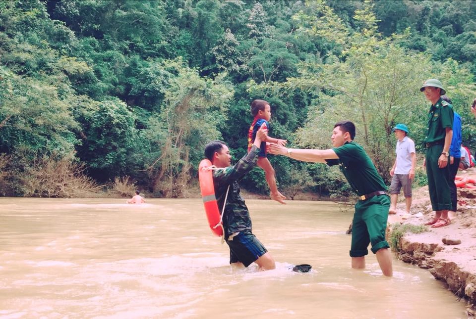 Bộ đội biên phòng kiệu trẻ em băng suối sâu đến trường - 2 Trung úy Đỗ Xuân Điềm - Trợ lý thanh niên Bộ đội Biên phòng tỉnh đứng sẵn ở bờ đón các em nhỏ.