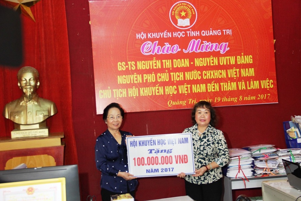 Chủ tịch Hội Khuyến học Việt Nam tri ân các anh hùng, liệt sĩ tại Quảng Trị - 9 Chủ tịch Trung ương Hội Khuyến học Việt Nam Nguyễn Thị Doan tặng 100 triệu đồng cho Hội Khuyến học Quảng Trị