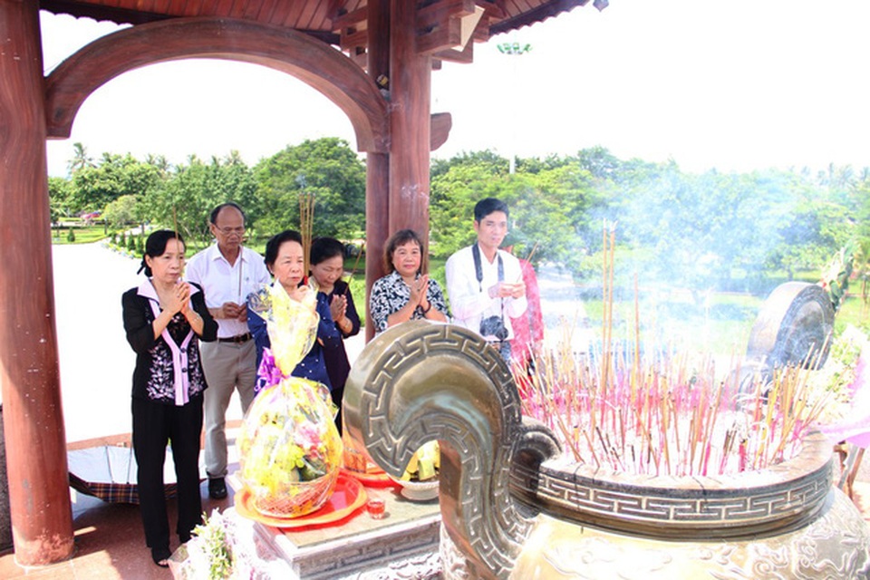 Chủ tịch Hội Khuyến học Việt Nam tri ân các anh hùng, liệt sĩ tại Quảng Trị - 3 Đoàn công tác đã đến dâng hương tri ân các liệt sĩ tại Thành cổ Quảng Trị