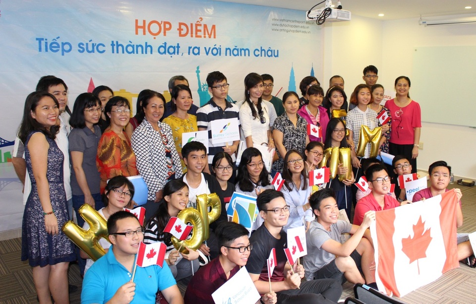 Sẵn sàng cho hành trình tương lai tại các trường Đại học hàng đầu Canada - 2
Du học sinh Hợp Điểm chuẩn bị lên đường sang Canada nhập học khóa T8/2017